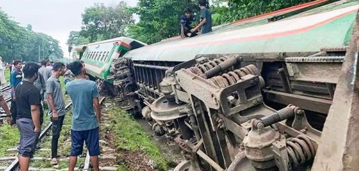 Nilsagar Express derails in Bogra, rail communication with North Bengal suspended